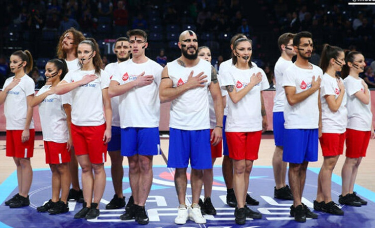 Anadolu Efes’in EuroLeague Maçında Gerçekleşen Kan Kanseri Uğraş Dansı Büyük Alkış Topladı!